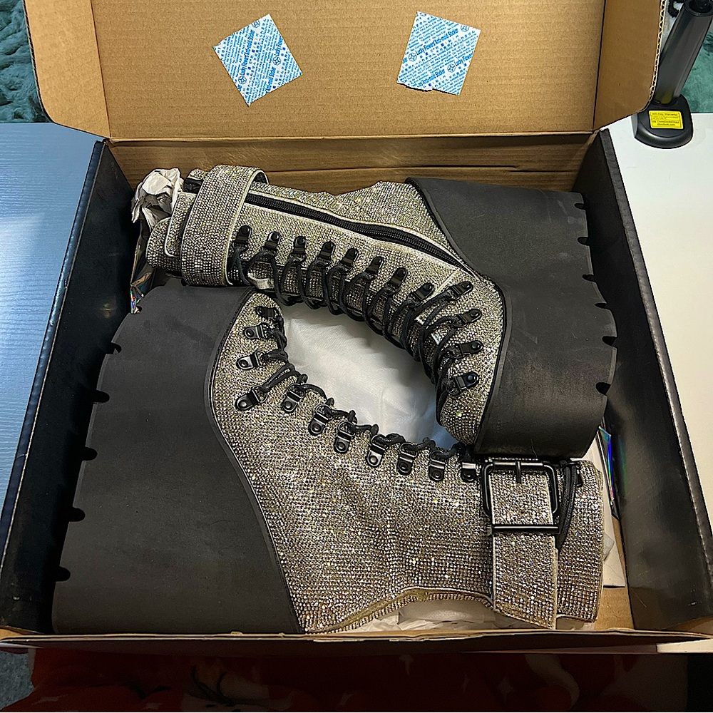 ✨NIB✨ Crystal Traitor Wedge Boots